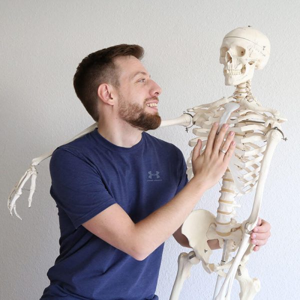 Physiotherapeut Arm in Arm mit Skelett